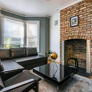Spacious House With Four Bedrooms, Parking And Private Garden, Sleeps Up To 10 People Nottingham